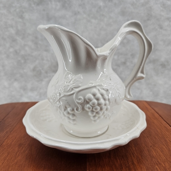 RARE Vintage Enesco Pitcher & Bowl White Gloss Embossed Floral Leaf Japan‎ - Picture 1 of 11
